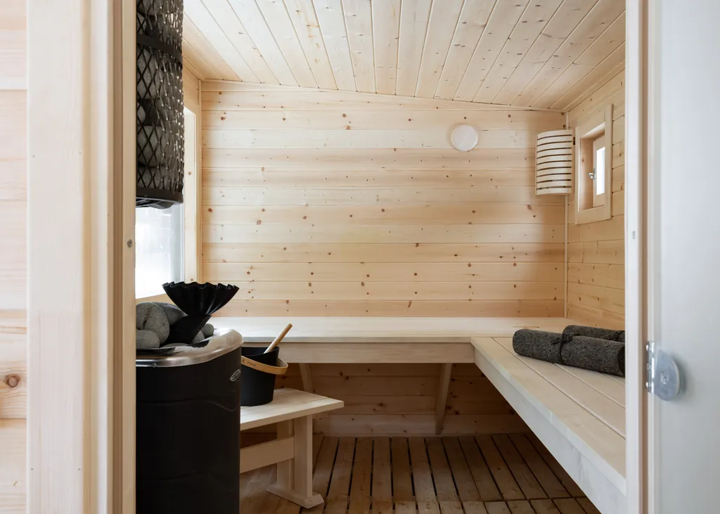 Загородный дом с террасой, баней и видом на лес