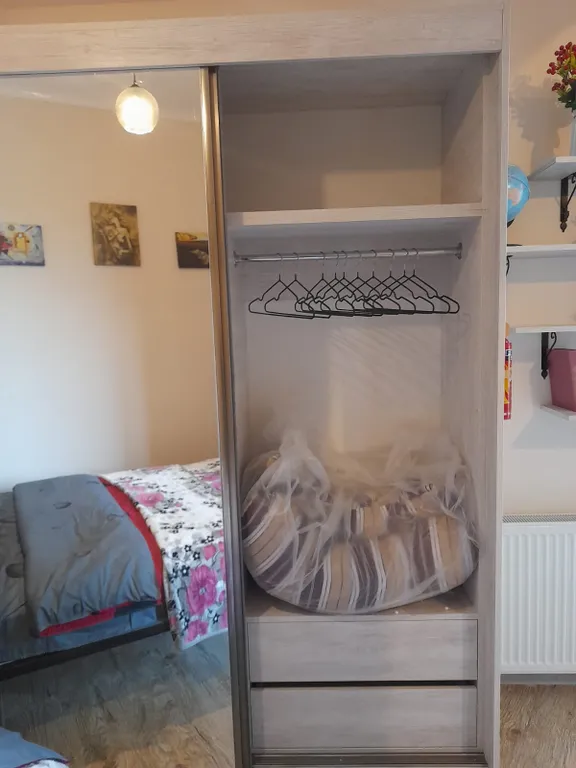 Уютная квартира у моря с видом с балкона на достопримечательности, ели и город