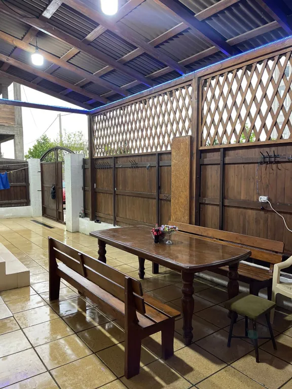 Дом у моря в окружении гор