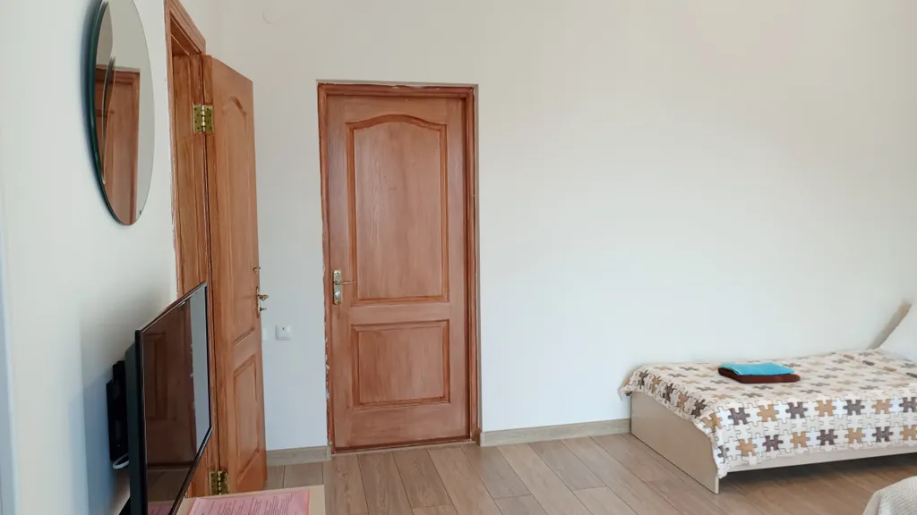 Трёхместная комната с санузлом и видом на море