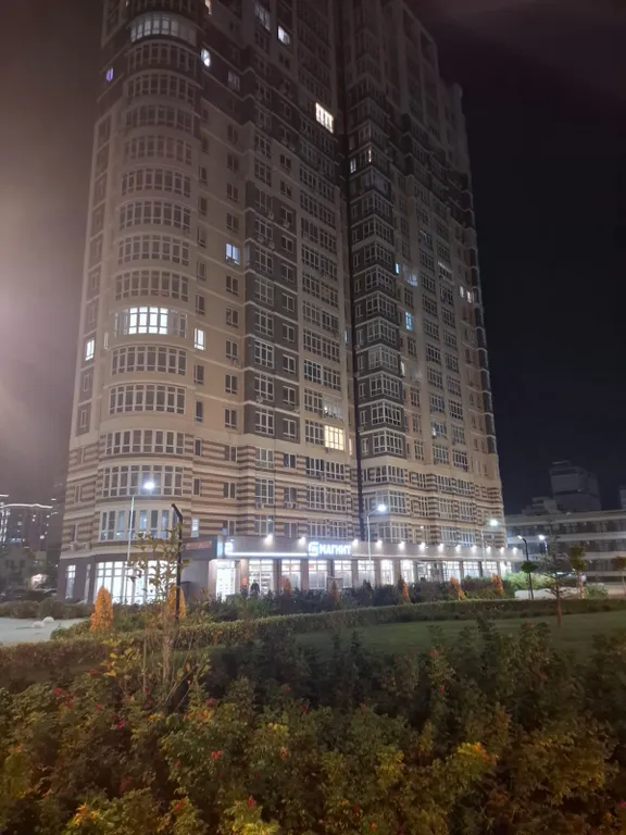 Студия возле аллеи с проигрывателем пластинок