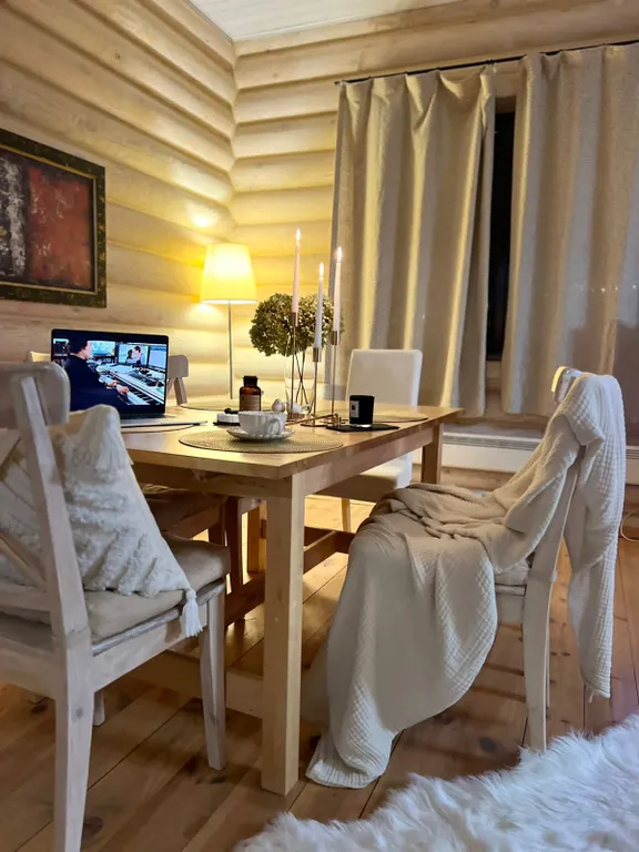 Атмосферный дом из бревна с камином и сауной у водохранилища