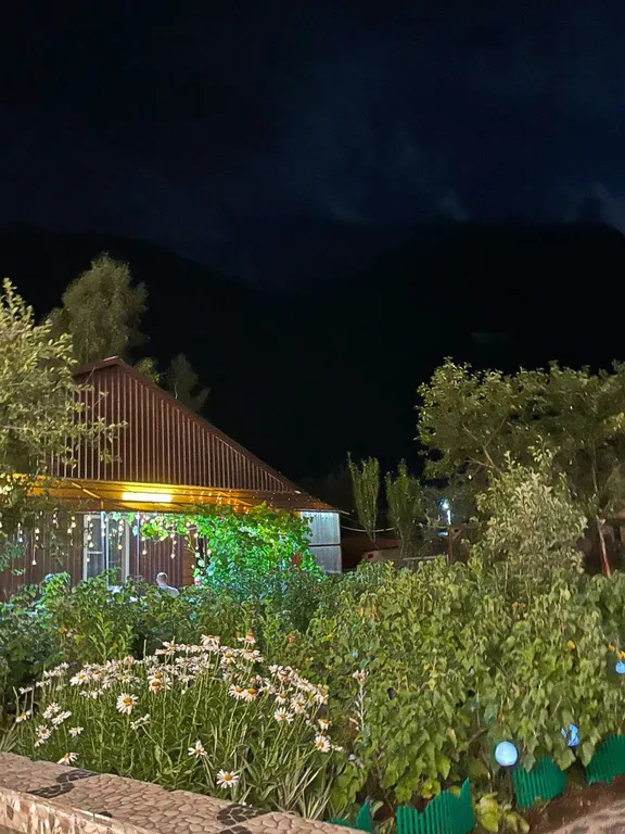 Дом у реки с видом на горы