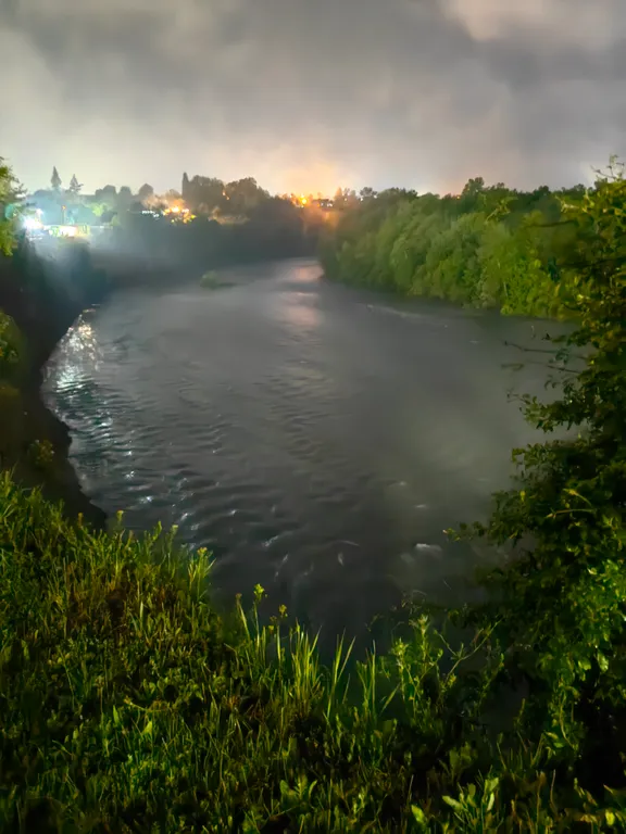 Уютный деревянный домик с видом на реку