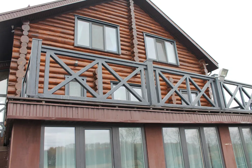 Большой дом с баней, бассейном и видом на озеро