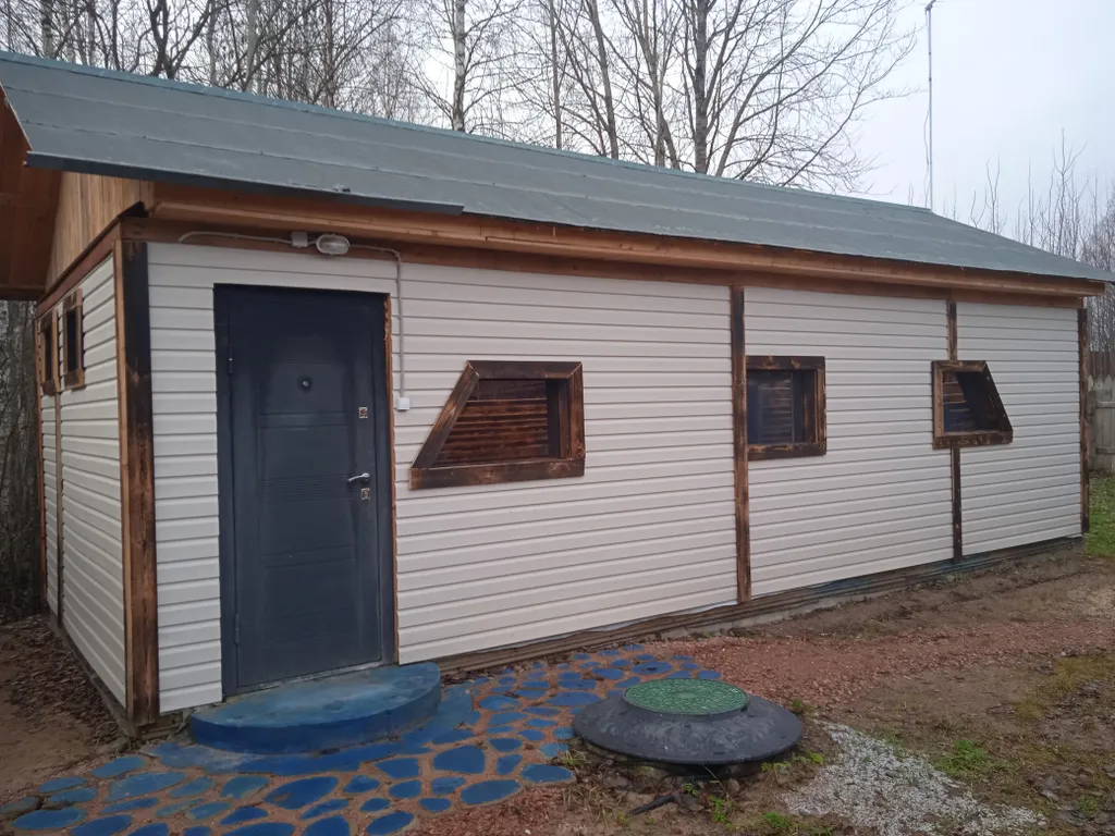 Домик в лесу с баней.