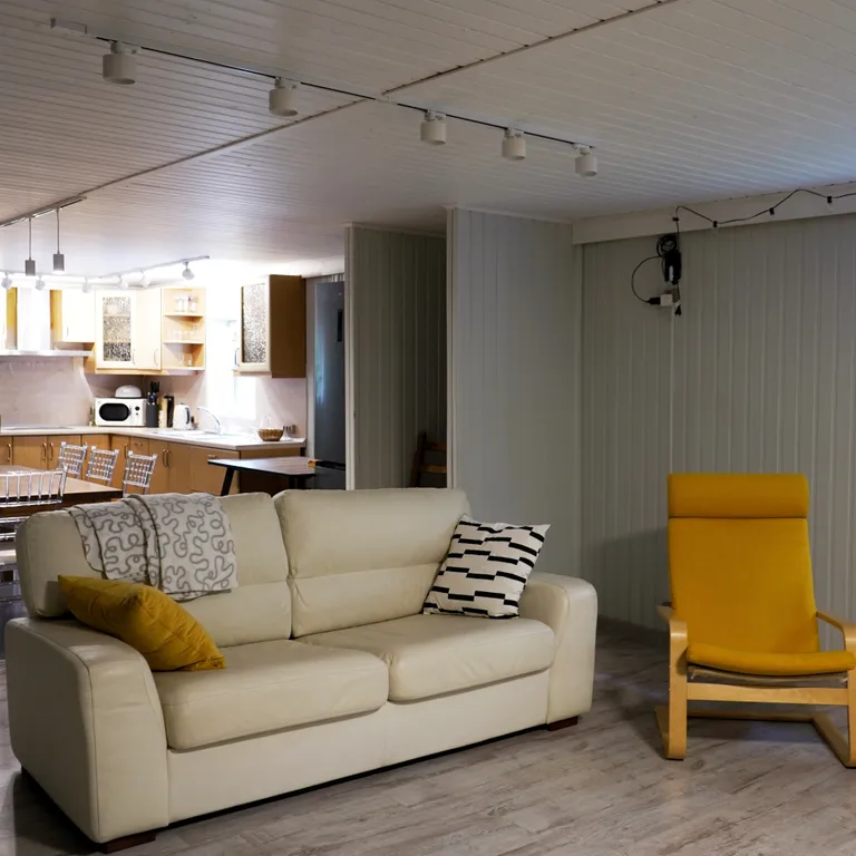 Большой дом с сауной на берегу реки Тулома с собственной территорией