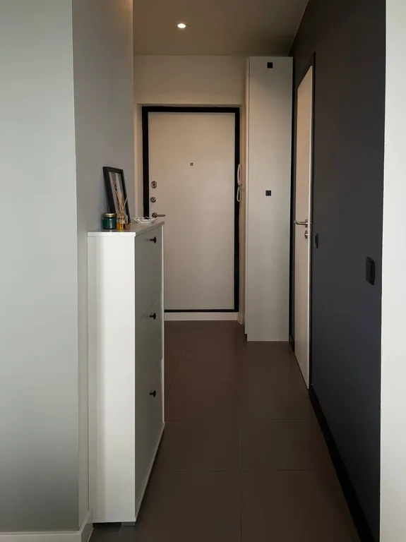 Стильная студия с красивым видом из окна