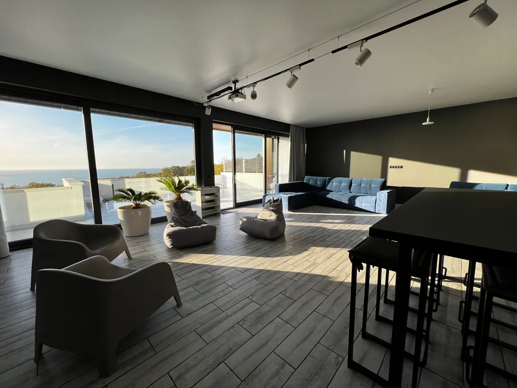 Gide villa посреди леса с видом на море