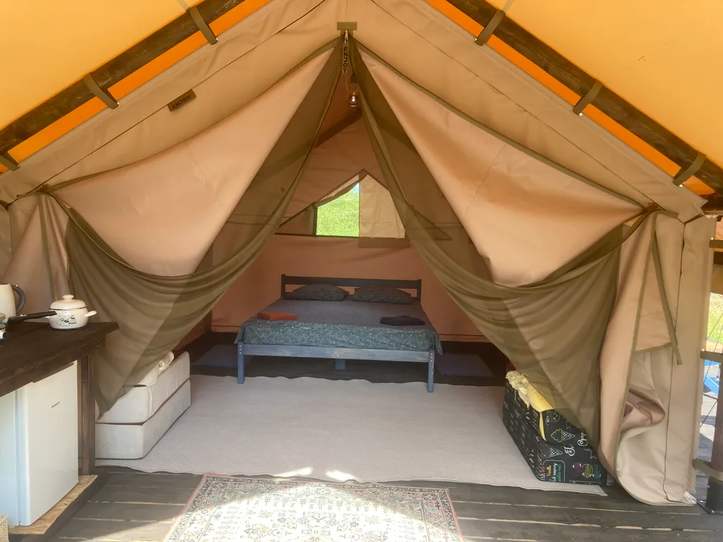 Уютный глэмпинг на прекрасном острове на псковском озере