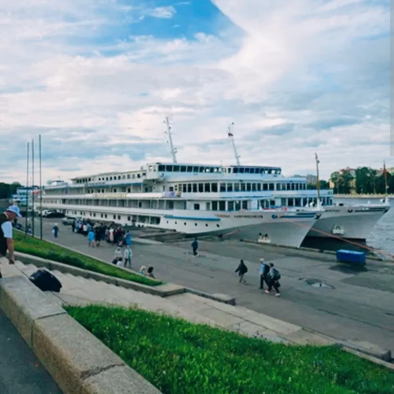 Уютная двухкомнатная квартира у Невы, рядом метро, недалеко  центр