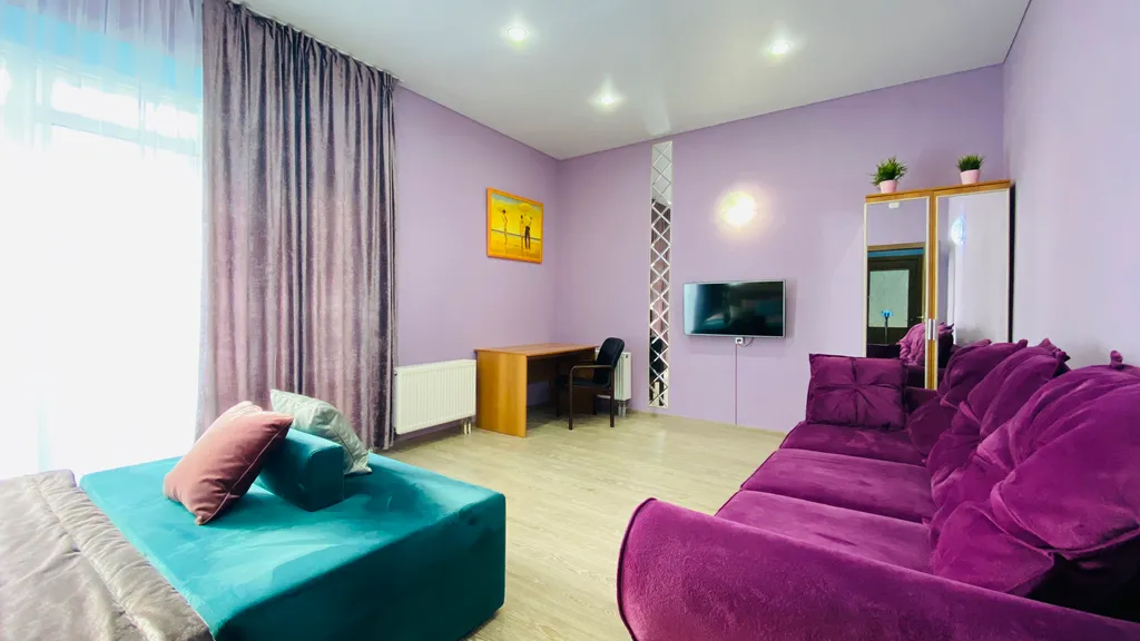 Просторная квартира с лоджией на площади Революции