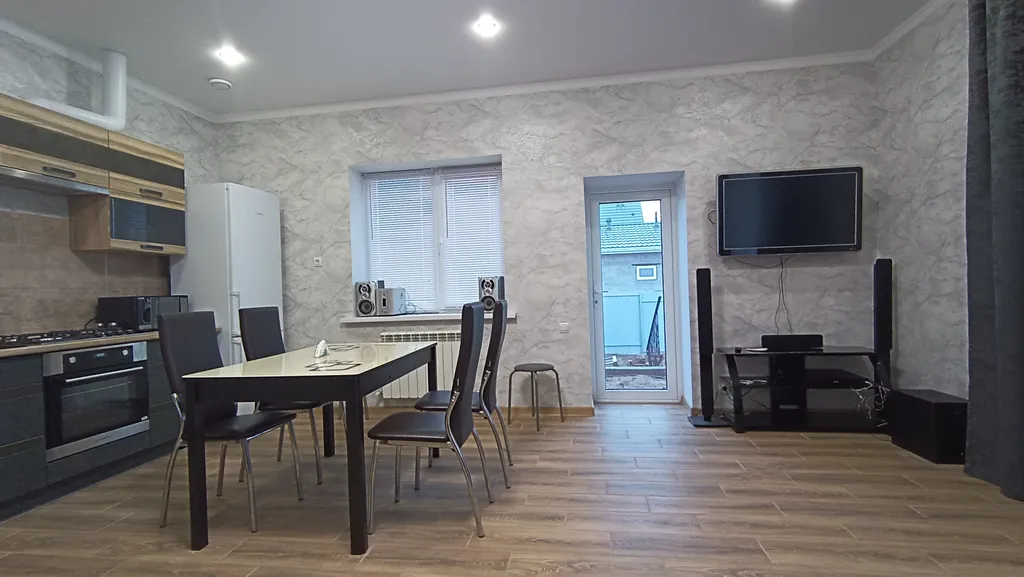 Трёхкомнатный новый коттедж в черте города с бассейном