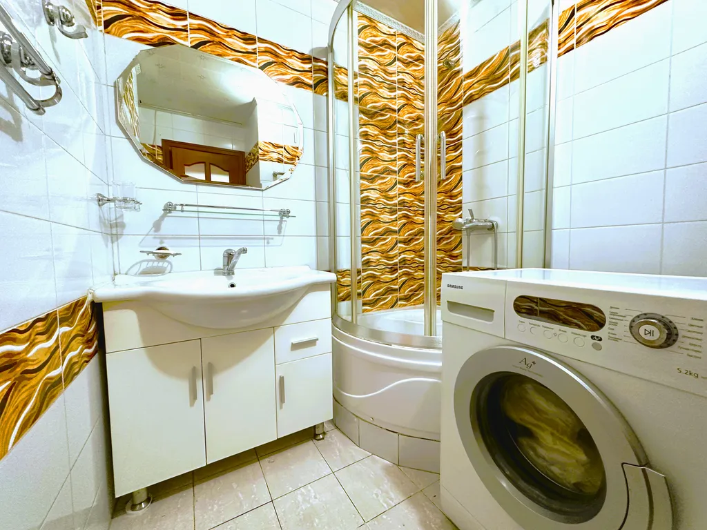 Apartment 44, spacious living area, separate kitchen & 1 bedroom