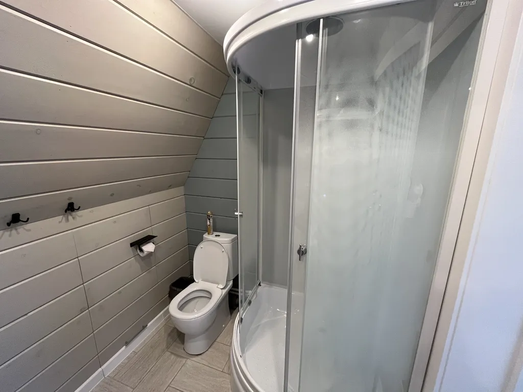 Уютный треугольный домик в лесу