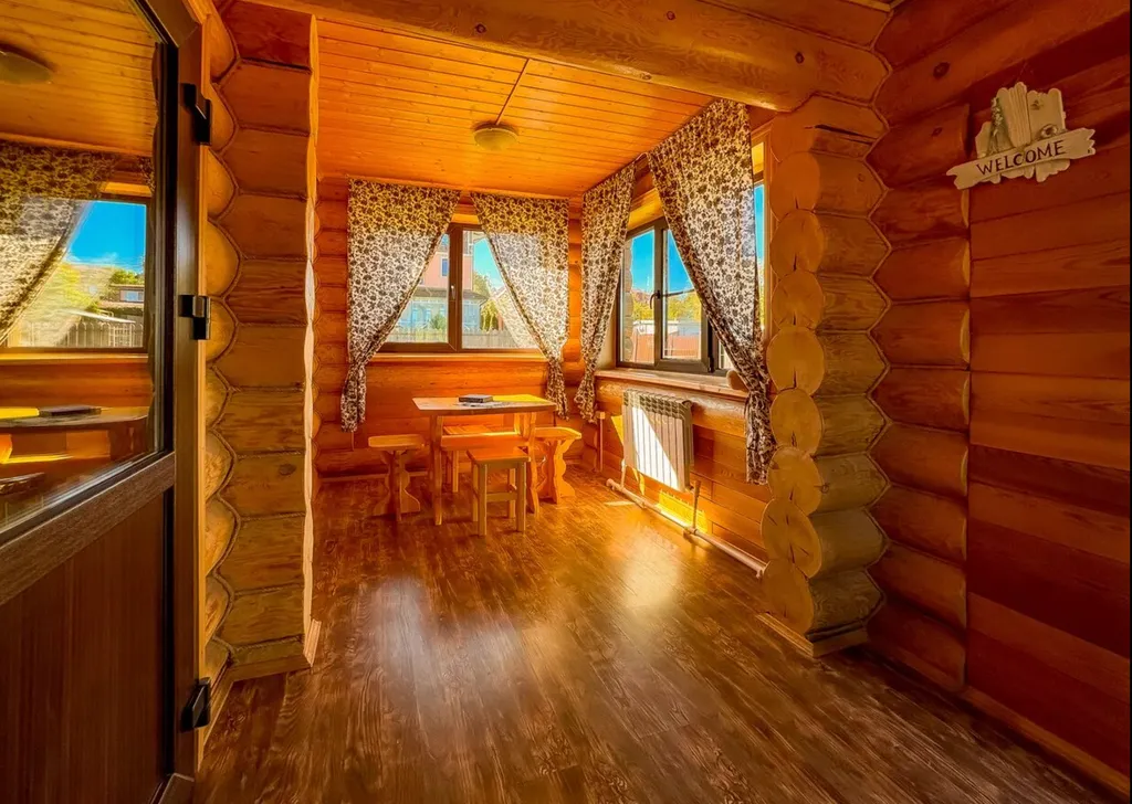 Уютный деревянный дом рядом с живописным озером