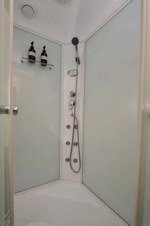 Очень прocторнaя кваpтира c бaлкoнoм