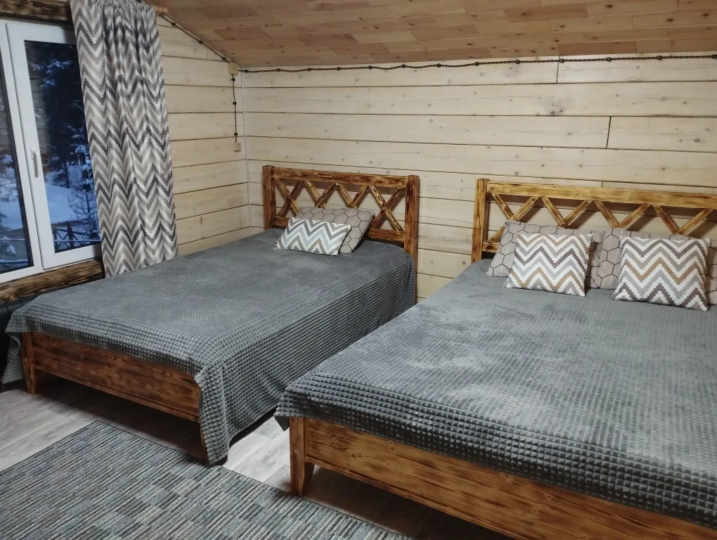 2х этажный коттедж, в зимнем лесу на берегу реки