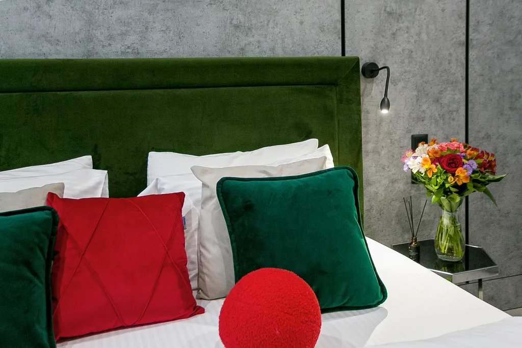 Гранатовый. На большую семью, вид на лес