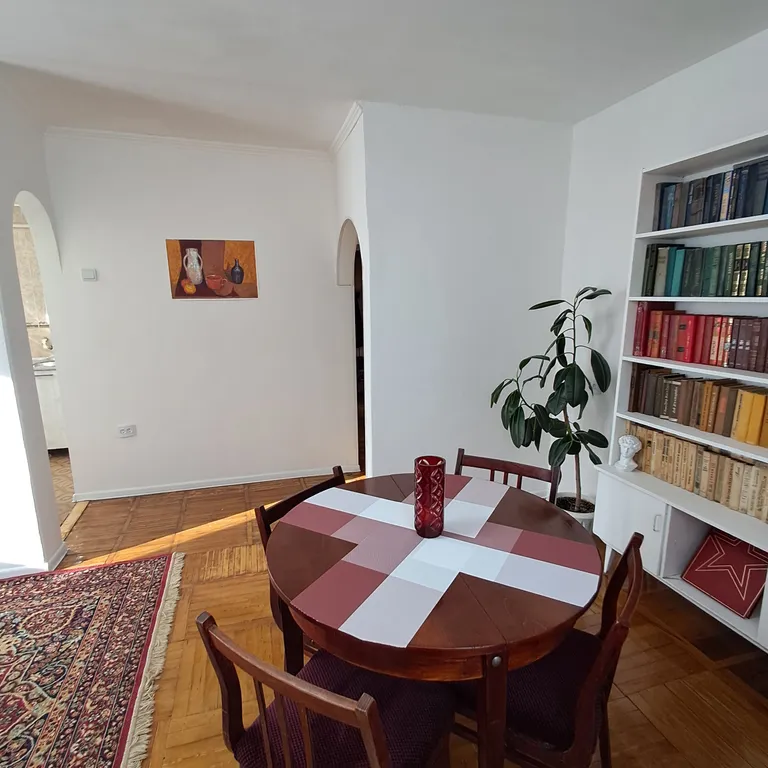 Светлая квартира в центре города с видом на новый сквер