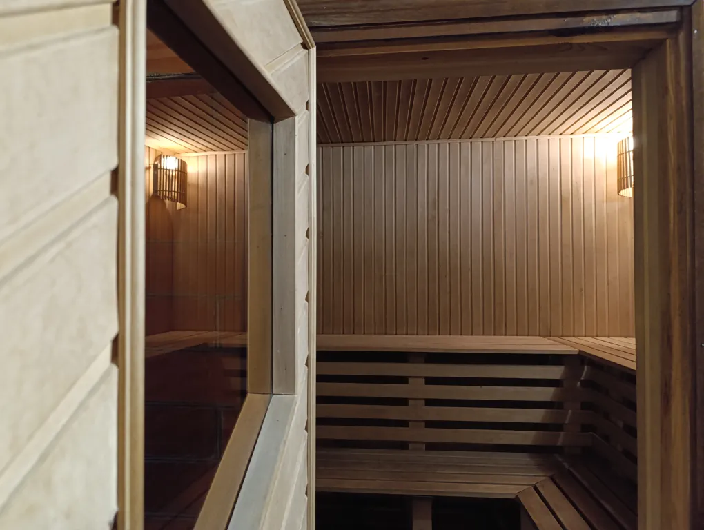 Дом на лесной опушке с банeй на дpовax и бильярдом