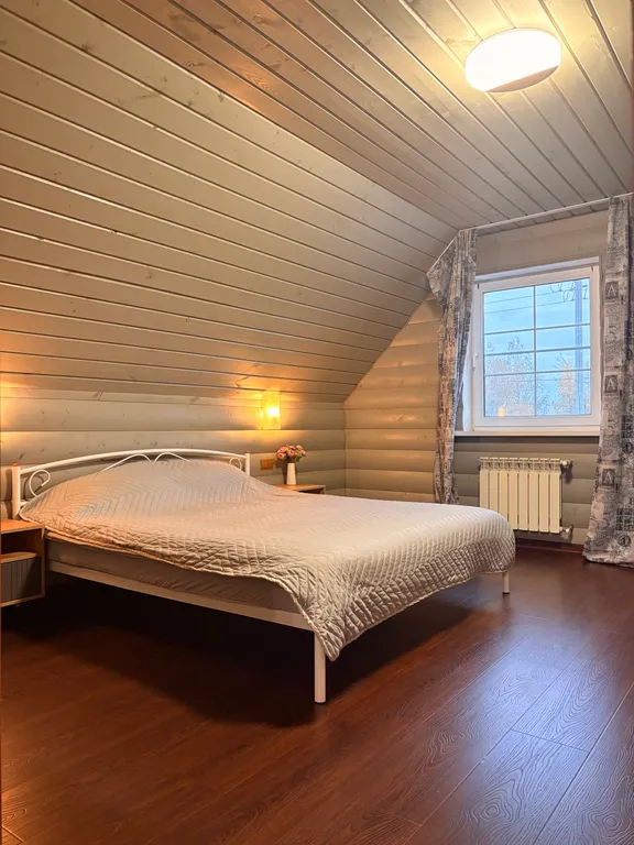 Дом с сауной и тёплым бассейном у пруда