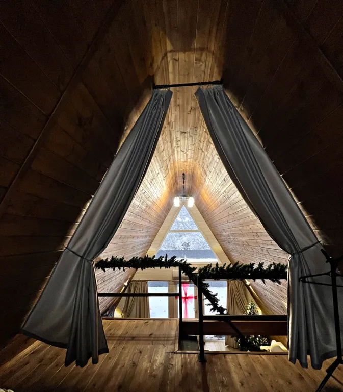 Уютный А-frame коттедж в зеленой части города