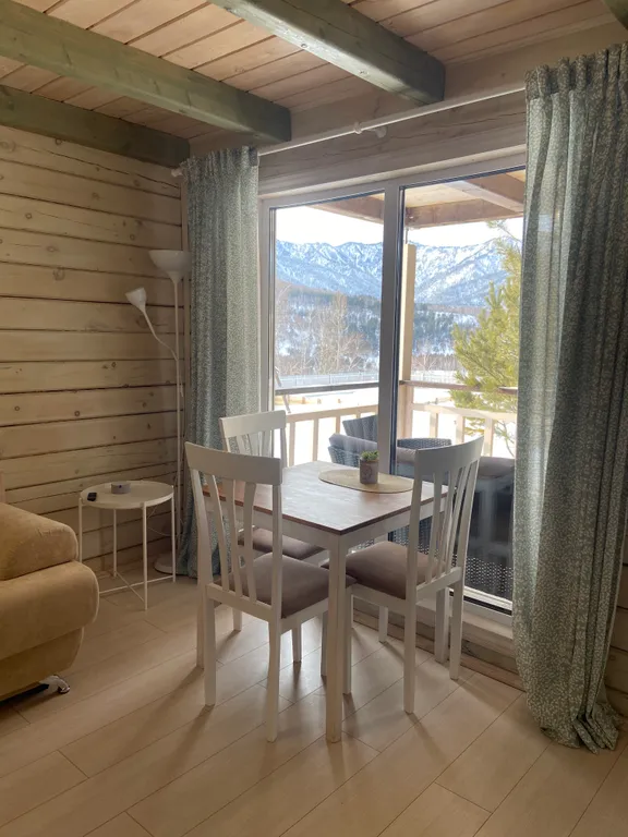 Уютный кедровый отдельностоящий двухэтажный коттедж с видом на горы