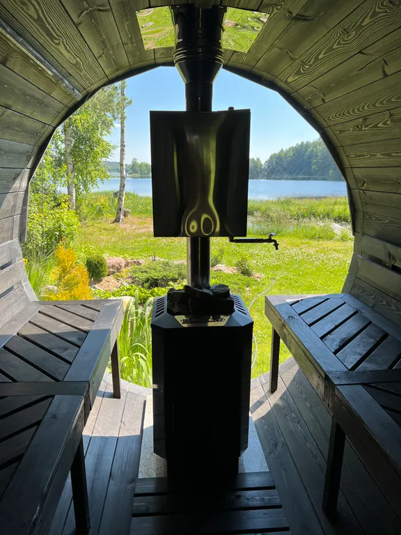 Милый домик у озера с баней