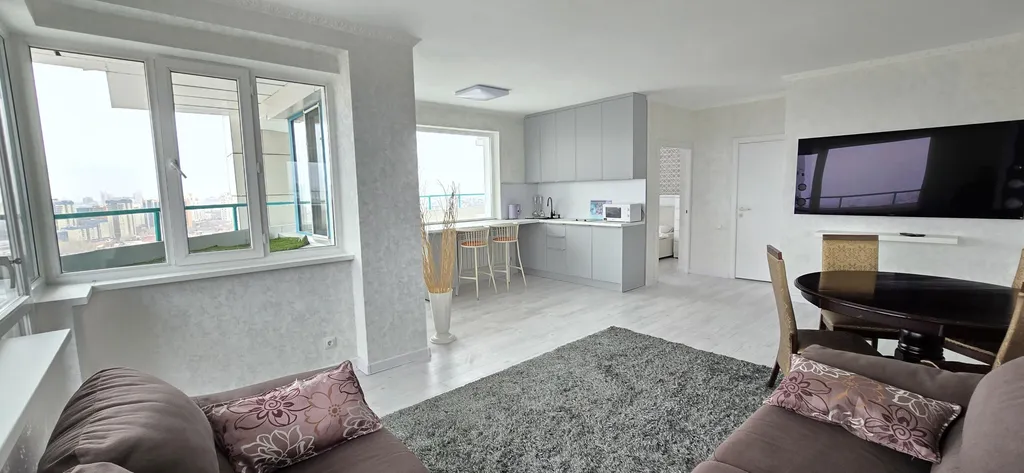 Шикарные апартаменты с видом на город и ванной на балконе