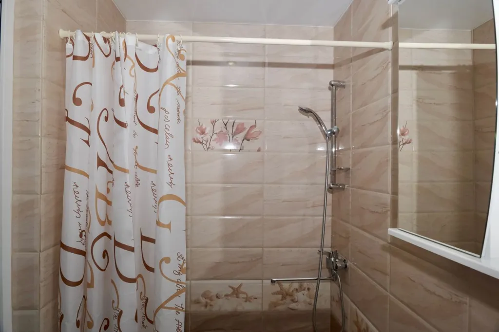 Половина дома с отдельным входом, с садом на берегу Чёрного моря