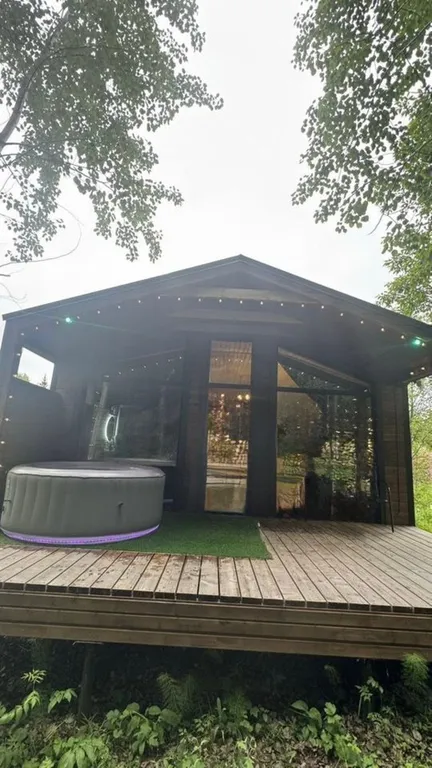 Дом с баней и ванна в лесу