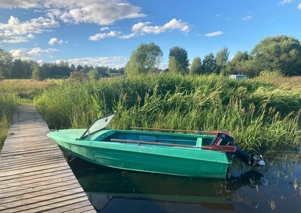 Уютный дом на берегу реки