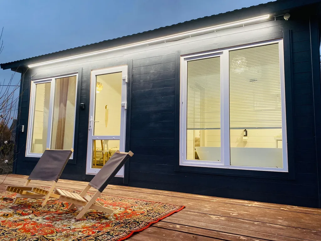 Амбаркаса iva - дом с ванной у окна