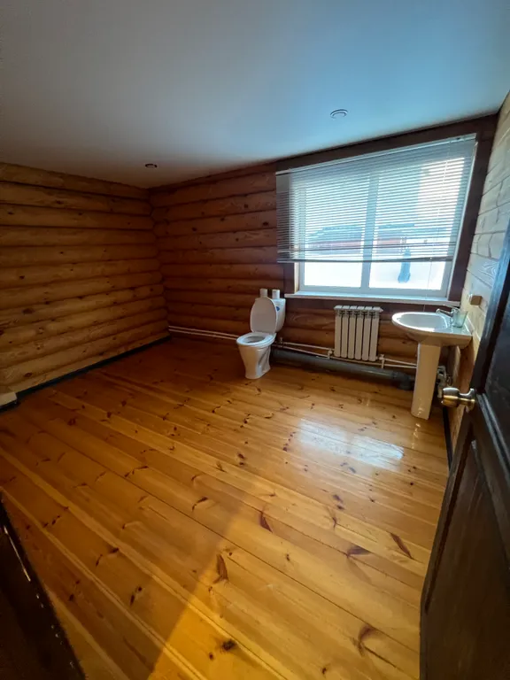 Деревянный дом с бассейном