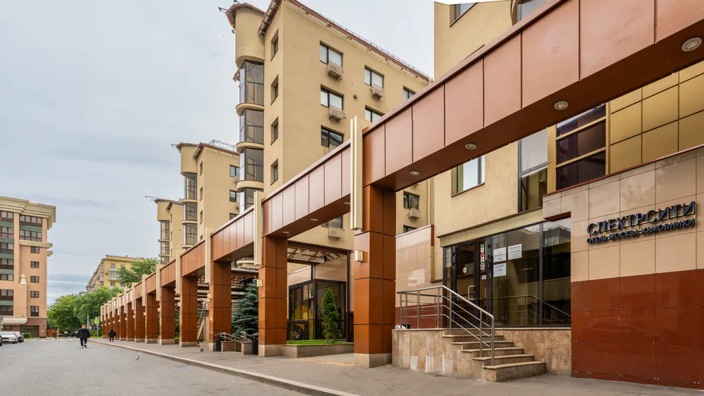 Бизнес-центр и вход в отель.