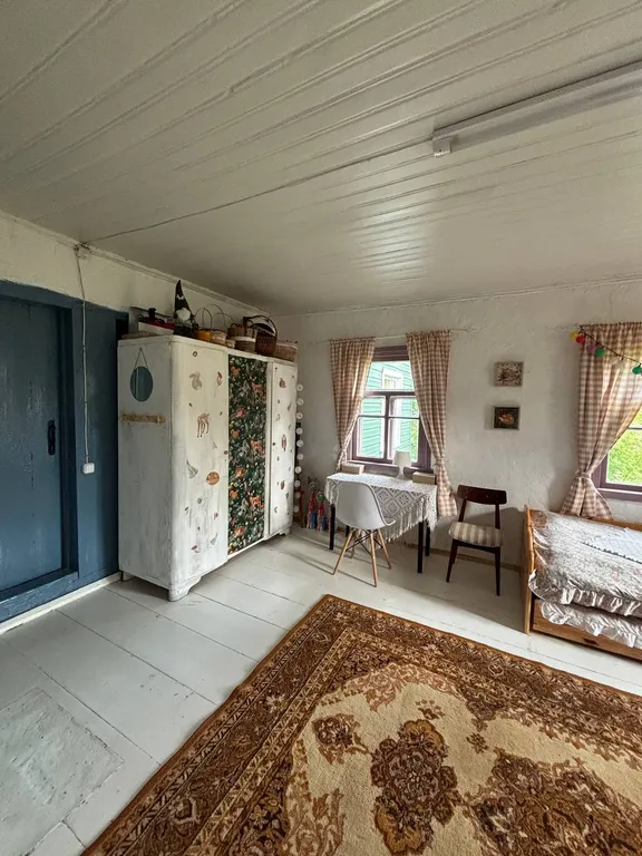 Деревенский домик в лесу