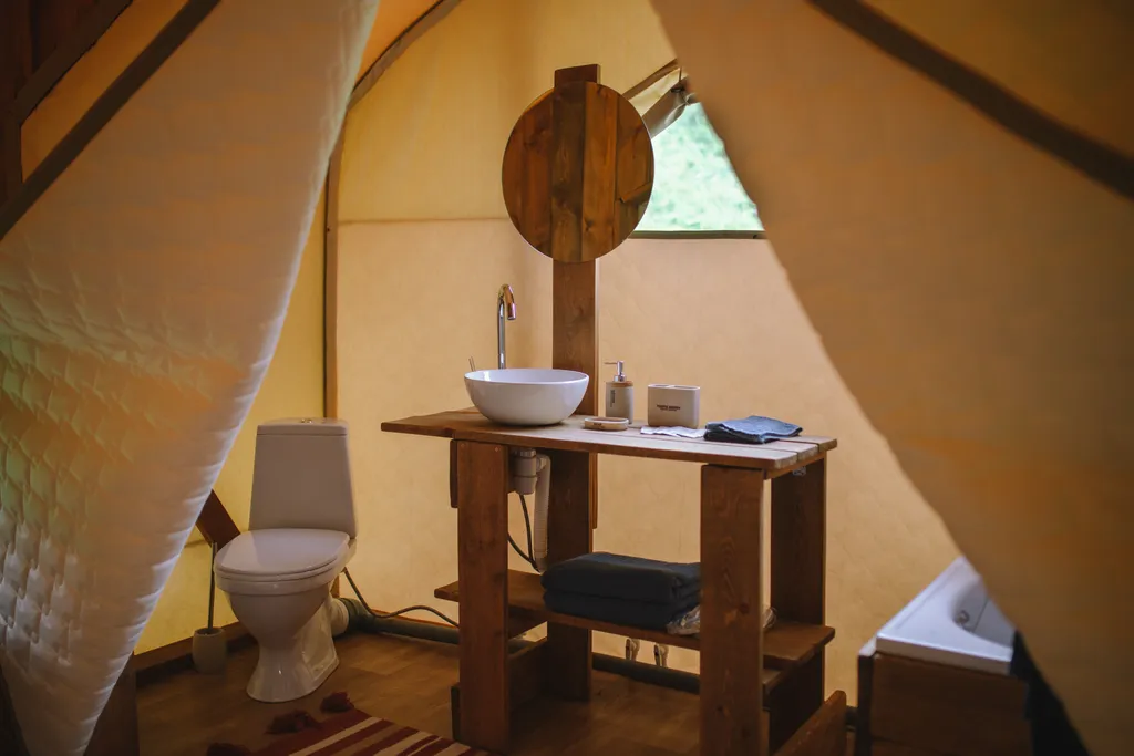 Уединенный мини-глэмпинг на берегу горной реки