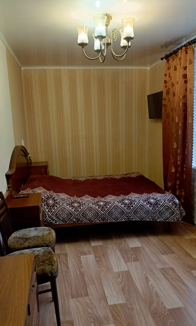 Спальня с двухспальной кроватью и прикроватными тумбочками