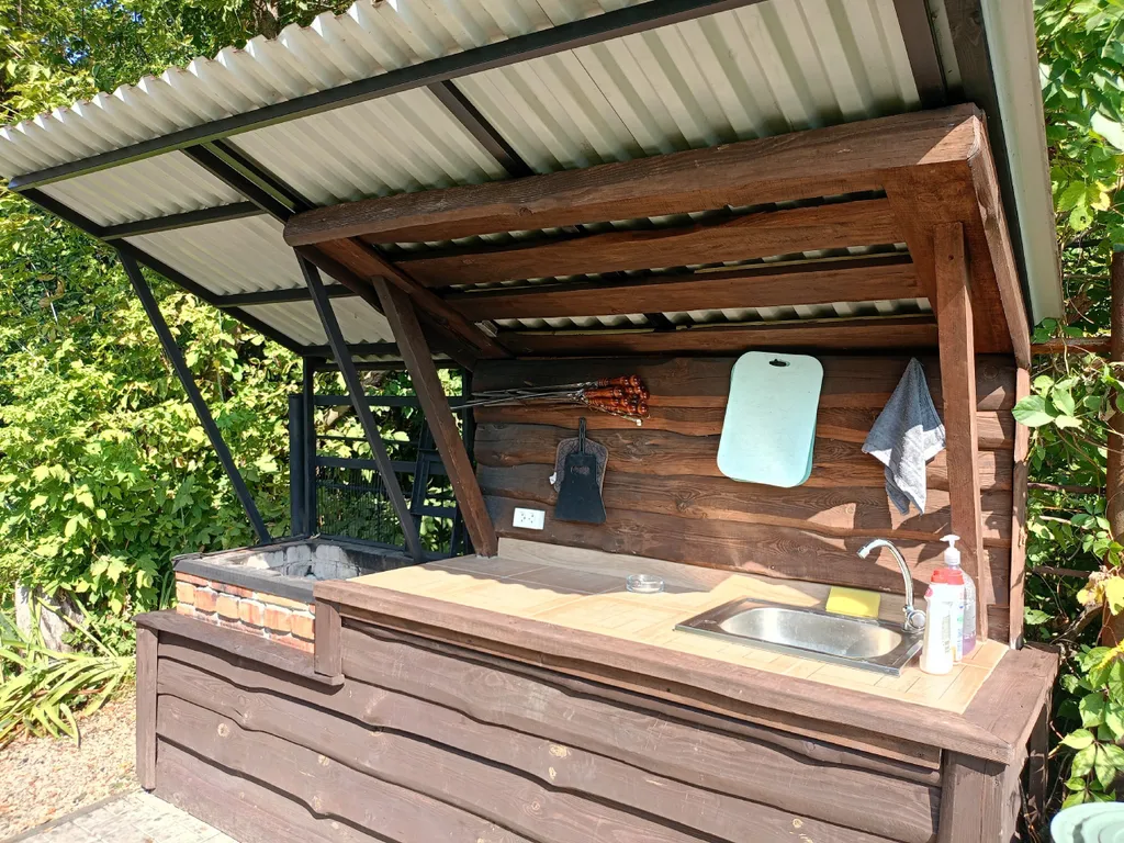 Дом Стрела на берегу водоема с баней и очагом