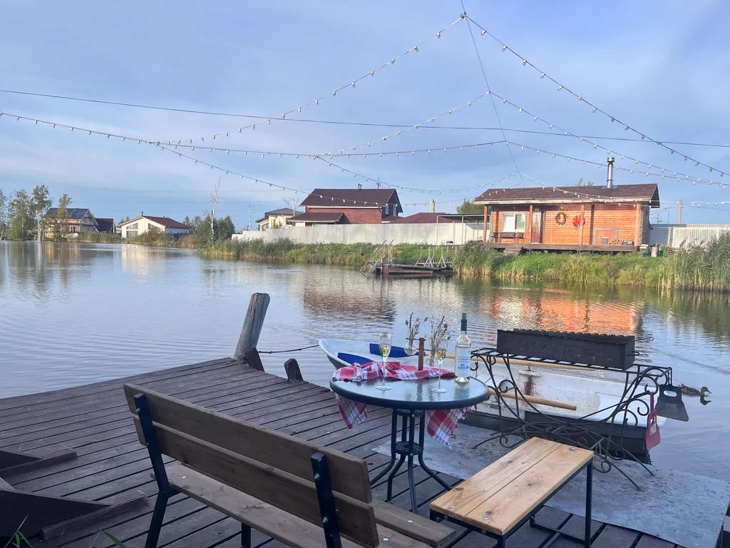 Дом с панорамными окнами на берегу озера, баня, лодка