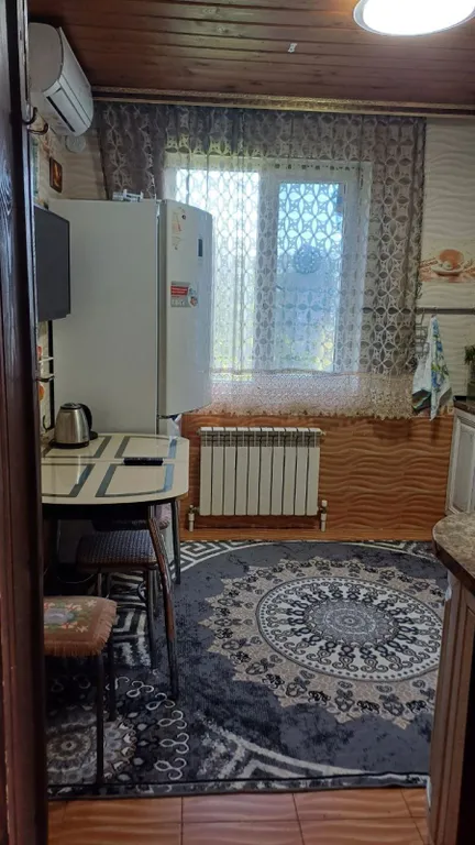 Деревянный дом в горах с видом на море