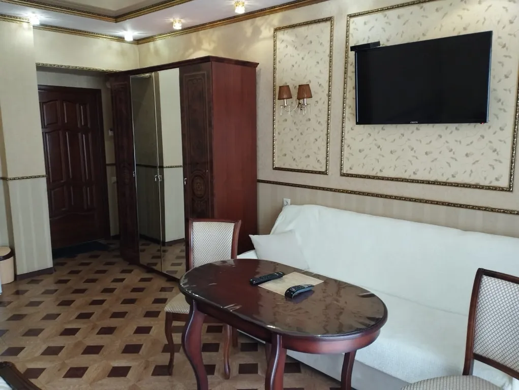 Полулюкс 2-местный с двуспальной кроватью + диван