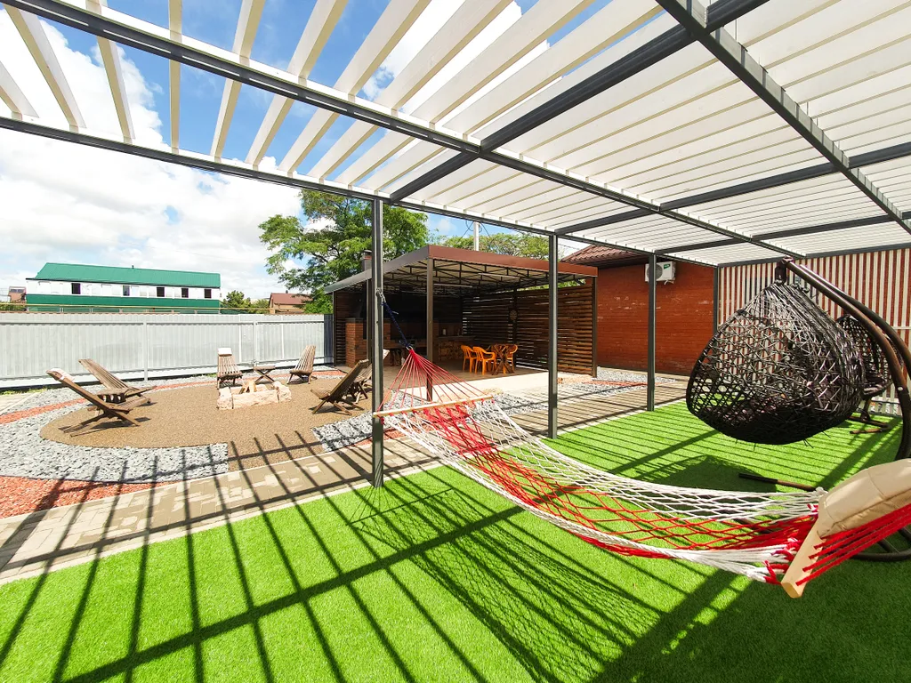 Отдельный дом с благоустроенным двором возле азовского моря