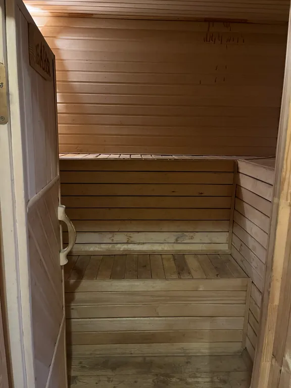 Дом на берегу озера с собственной конюшней