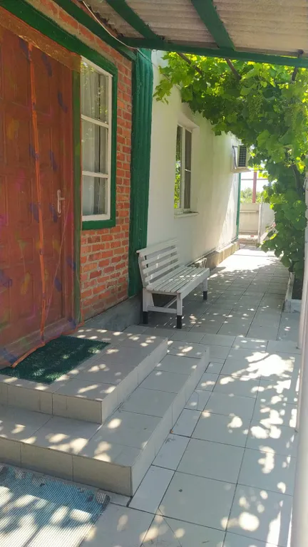 Уютный дом в зеленом дворе