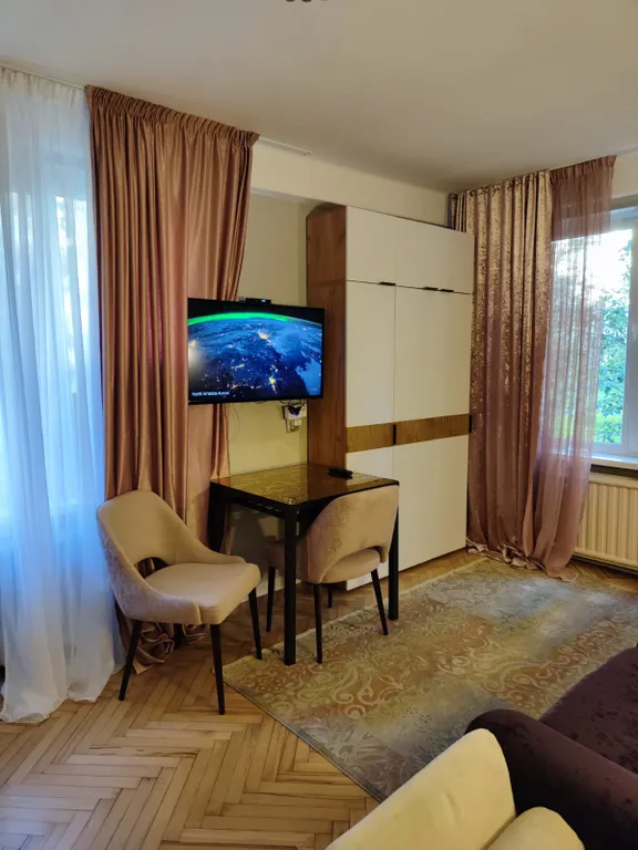 Арт квартира с 21 картиной, парком и бесплатным паркингом под окнами
