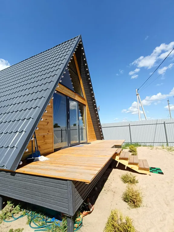 Уютный А-фрейм с чаном у озера