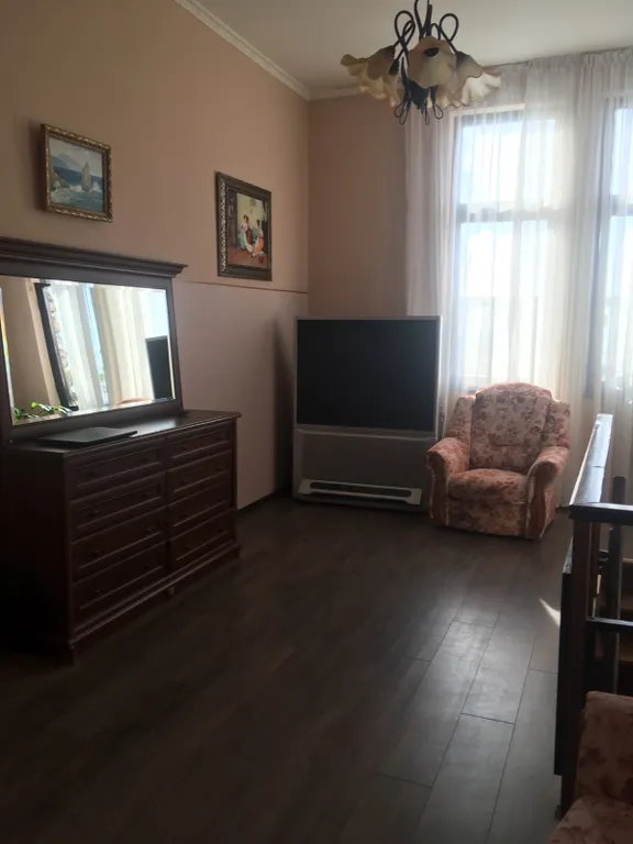 Двухэтажный дом с верандой, огороженной парковкой и сауной