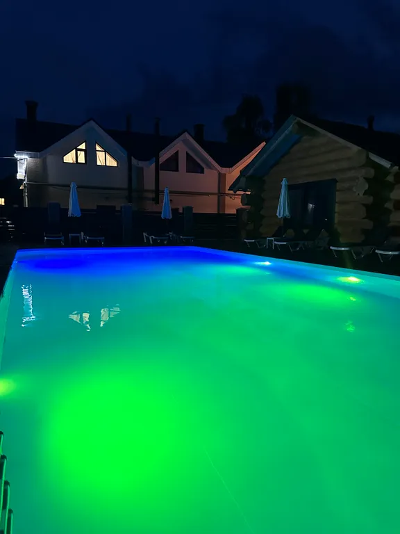 Малый коттедж с бассейном